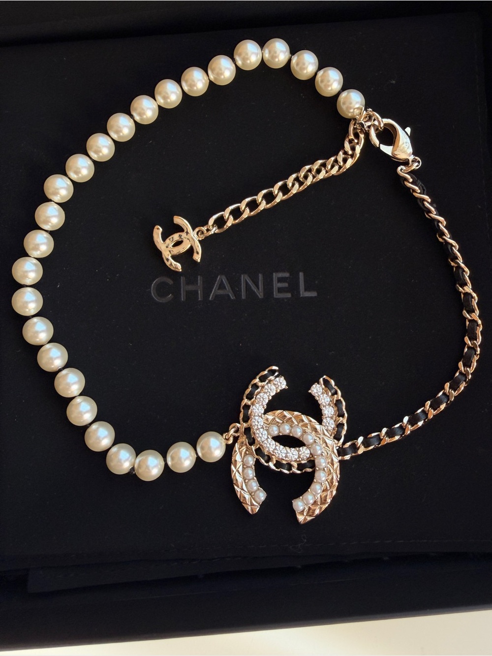 CHANEL Necklace with Pearls and Lambskin Leather Gold CC Chain Necklace Like New